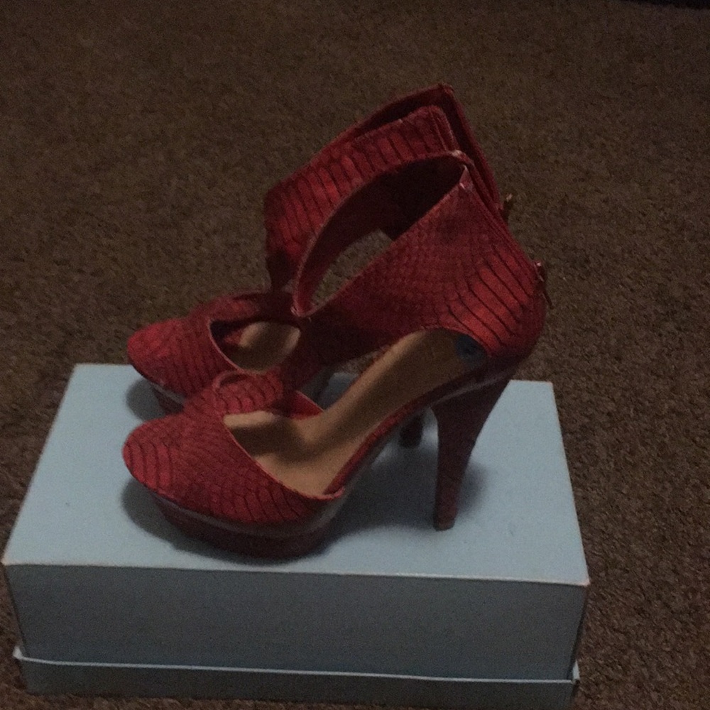Red heels - Picture 2 of 4